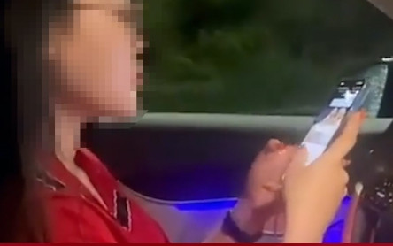 Xử phạt nữ tài xế Mercedes buông 2 tay, 'dán mắt' vào điện thoại để quay TikTok