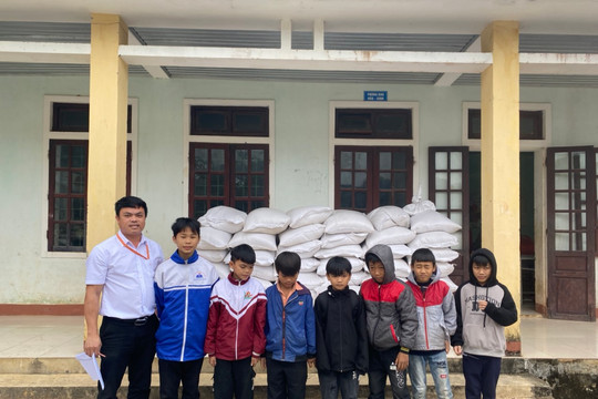 Gần 20 tấn gạo hỗ trợ học sinh khó khăn tại Quảng Bình