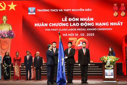 Trường THCS-THPT Nguyễn Siêu nhận Huân chương Lao động hạng Nhất