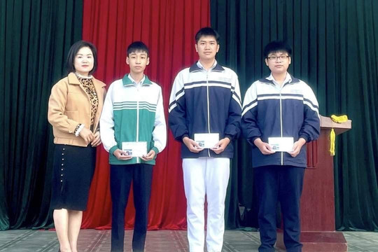 Khen thưởng 3 học sinh Quảng Ninh trả lại 10 triệu đồng cho người đánh rơi