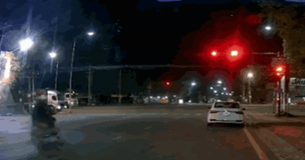 Clip 15 giây ghi lại cảnh kinh hoàng khi xe máy "cố" vượt đèn đỏ