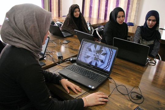 Học trực tuyến là hy vọng cuối cùng của nữ sinh Afghanistan