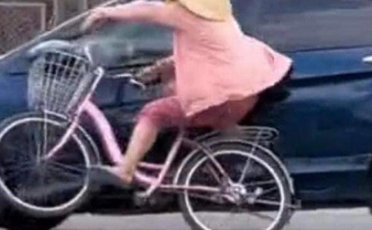 Sự thật vụ người phụ nữ đi xe đạp cố ý va ô tô để đòi bồi thường