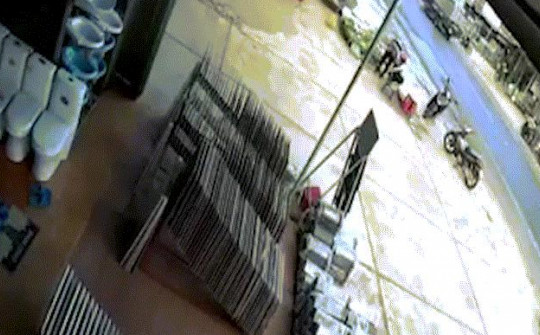 Video người phụ nữ nhảy thoát thân khi xe con tông loạt xe máy