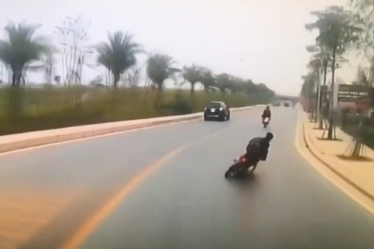 Video nam sinh lạng lách nguy hiểm trên đường