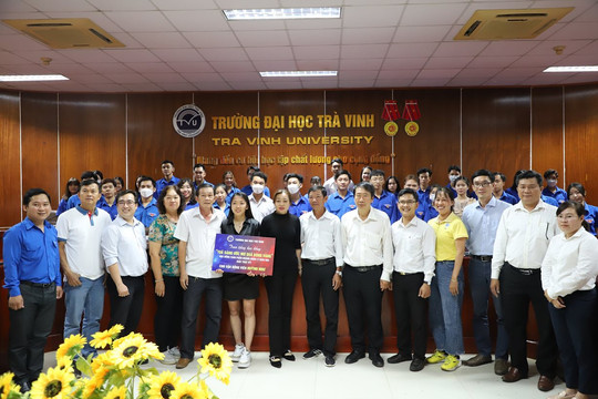 Trường ĐH Trà Vinh trao học bổng toàn phần bậc thạc sĩ cho tuyển thủ Huỳnh Như