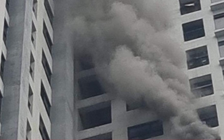 Cháy căn hộ tầng 22 chung cư Goldmark City khói đen bốc nghi ngút