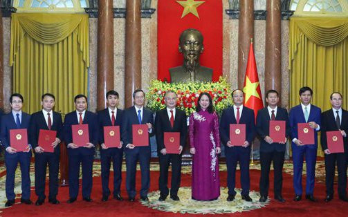 Quyền Chủ tịch nước Võ Thị Ánh Xuân trao quyết định bổ nhiệm 13 tân Đại sứ