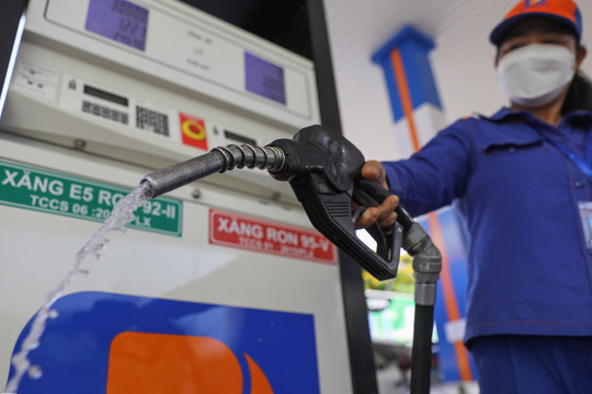 Giá xăng dầu hôm nay 24/2 bất ngờ tăng vọt