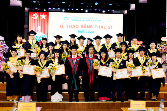 Trường Đại học Kinh tế Quốc dân trao bằng cho 998 tân thạc sĩ