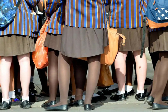 Trường bắt nữ sinh xếp hàng để thầy giáo kiểm tra độ dài của váy
