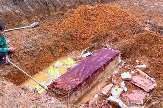 Phát hiện mộ cổ nặng khoảng nửa tấn khi đào móng nhà