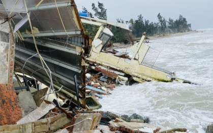 Cận cảnh sóng đánh sập nhà cửa, 'nuốt chửng' bờ biển ở Hội An