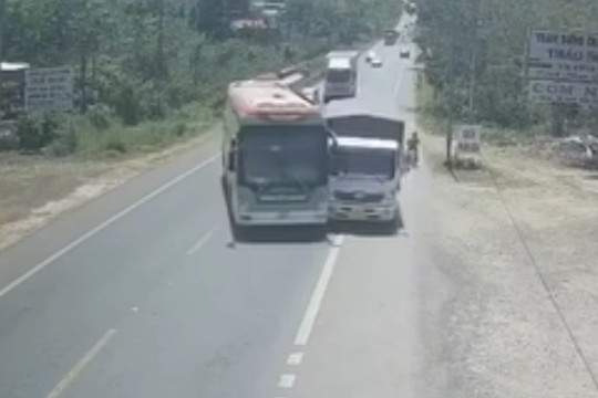 Video xe khách lao đầu vào xe tải sang đường