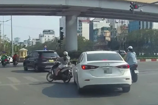 Video xe máy bị ô tô tông ngã ngửa khi đứng chờ đèn đỏ