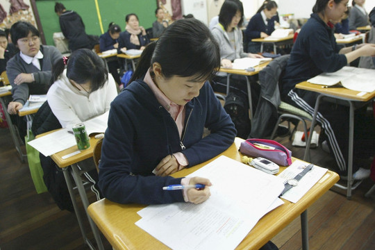 Phụ huynh Hàn Quốc vay ngân hàng cho con học thêm