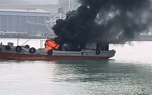 Tàu chở dầu cháy ngùn ngụt tại cảng Nghi Sơn, 2 người thoát chết