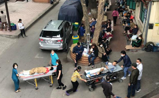 Bệnh viện Việt Đức cạn vật tư, bệnh nhân phải hoãn mổ: “Đau lắm nhưng cũng phải về”