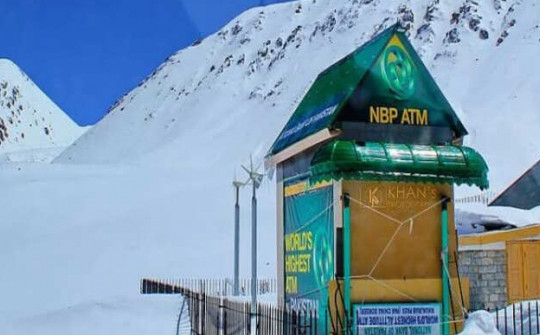 Cây ATM nằm giữa nơi hoang vu lạnh giá trên đỉnh núi cao gần 5.000 mét
