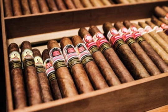 Hai doanh nghiệp chi 2,5 triệu USD nhập khẩu cigar, thuốc lá điếu