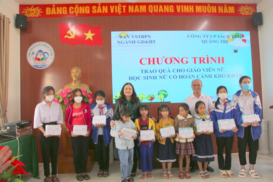 Tặng quà đến giáo viên và học sinh nữ có hoàn cảnh khó khăn tại Quảng Trị