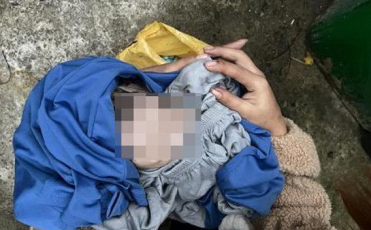 Bé sơ sinh bị bỏ rơi trong thùng rác gần trường đại học