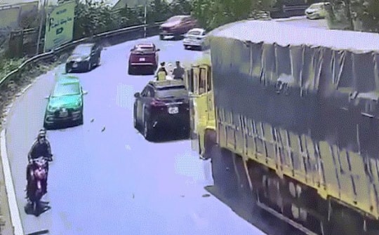 Xe tải lao như bay húc văng hàng loạt xe trên đèo Mimosa