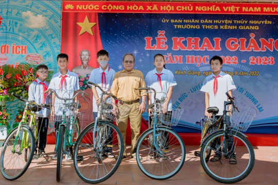 Cụ ông 70 tuổi dành lương hưu mua xe đạp cũ tặng học sinh nghèo