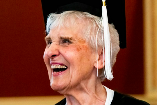 Lời khuyên của cụ bà nhận bằng tốt nghiệp khi 90 tuổi