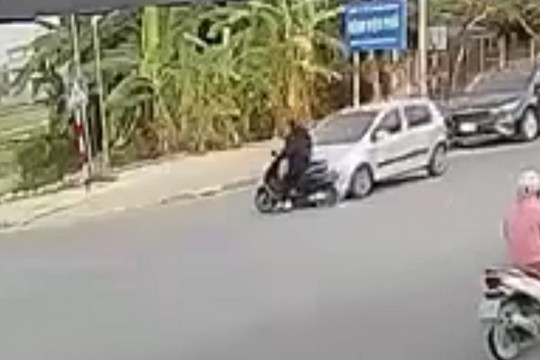 Video xe máy chở trẻ nhỏ bị ô tô hất tung ở ngã tư