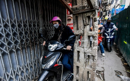 Hà Nội: Người dân chật vật di chuyển trên con đường 'chỉ vừa một xe máy'