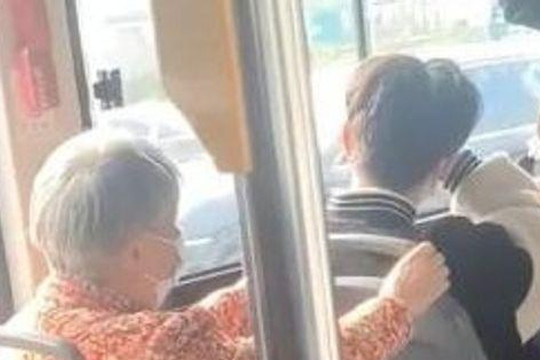 Nam sinh bị mắng đến bật khóc vì không nhường ghế cho người già trên xe buýt