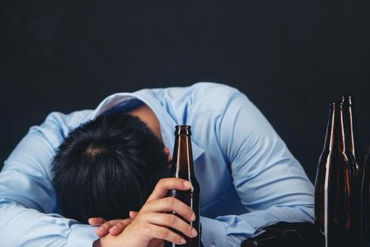 Uống rượu khi đói nguy hiểm thế nào?