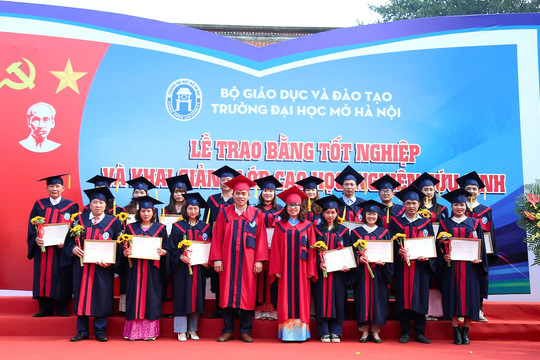 Trường ĐH Mở Hà Nội trao bằng tốt nghiệp cho gần 900 sinh viên, học viên