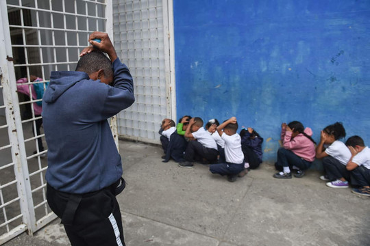 Trường học Venezuela tăng cường diễn tập có xả súng