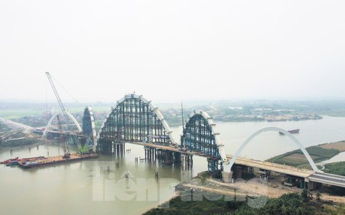 Nhìn gần công trường bắc cầu vòm thép cao nhất Việt Nam trên sông Đuống