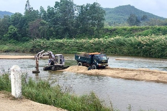 Bất ngờ với kết luận nguyên nhân sạt lở bờ sông là do… người dân nuôi vịt