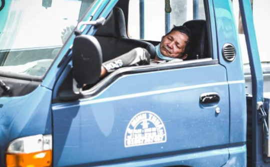 Ô tô xếp hàng dài, tài xế ăn ngủ ngày đêm trên xe để chờ đăng kiểm ở TP.HCM