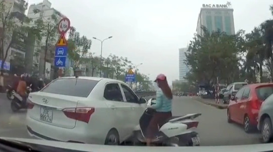 Video người phụ nữ đâm xe máy liên tiếp vào ô tô ở Hà Nội