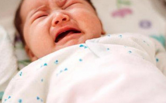 Bé gái 2 tháng tuổi tử vong nghi do ngạt sữa