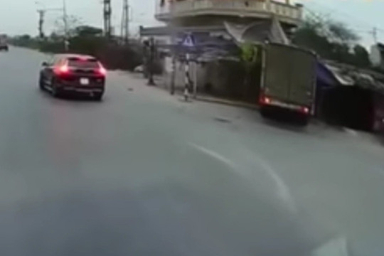 Video chiếc SUV gây họa vì tạt đầu xe tải ở ngã tư