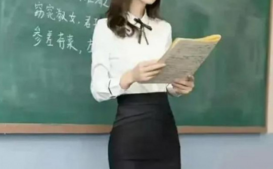 Cô giáo gây tranh cãi với quần jean váy ngang đùi lên lớp