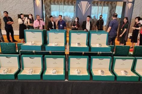 Công ty Singapore tặng đồng hồ Rolex, vàng thỏi cho hơn 300 nhân viên