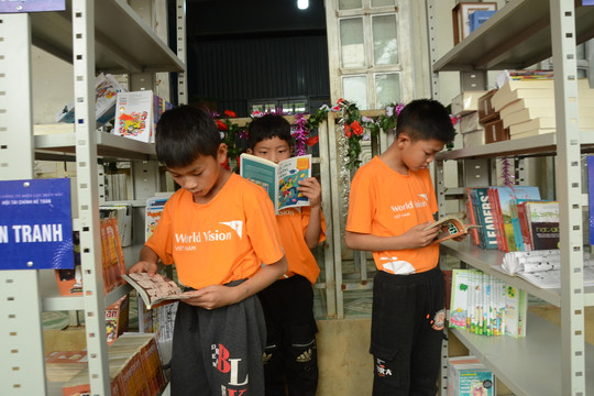 'Tủ sách yêu thương' đến với học sinh vùng khó Điện Biên