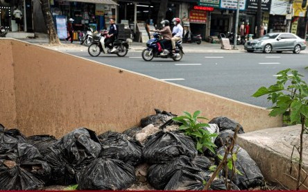Tuyến đường sắt Nhổn - ga Hà Nội biến thành bãi chứa rác thải, phế liệu