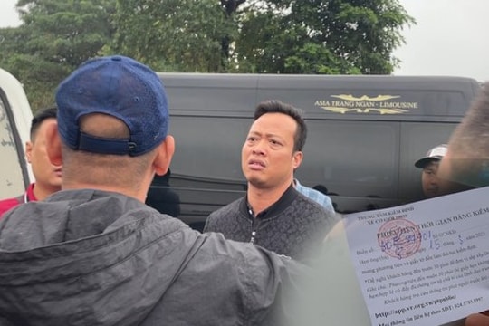 Trung tâm đăng kiểm ở Hà Nội phát tem phiếu cho người dân như thời bao cấp