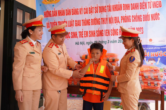 Cảnh sát giao thông Thủ đô tặng quà cho học sinh ven sông