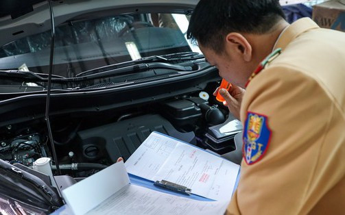 Cận cảnh CSGT kiểm định phương tiện ở trung tâm đăng kiểm Hà Nội