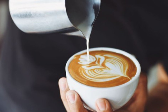 Tại sao nên uống cà phê kèm trà đá?