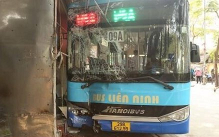 Xe buýt lao vào quán bún chả ở Hà Nội, 2 người bị thương